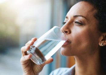 Médico explica a quantidade de água que se deve tomar em jejum