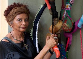“Mulher, negra, velha…” Não há preconceito que vença a arte da mineira Sônia Gomes