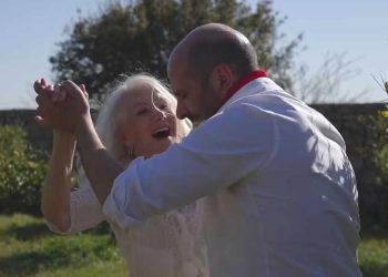 Aos 75, atriz Helen Mirren dá um show em “La Vacinada” e o clipe-comédia viraliza