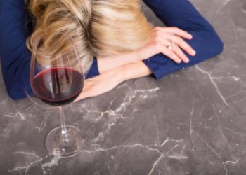 Gosta de beber? Veja o que o álcool faz no corpo após os 40 anos