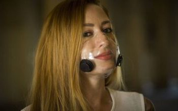 Máscara transparente traz de volta o batom e a leitura labial