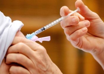 Nós, maiores de 50, temos que nos cuidar duplamente com a vacina