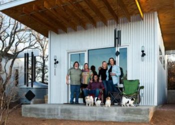 Amigos constroem pequena vila para viverem juntos até a velhice
