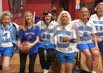 Mulheres de mais de mais de 60, 70 e 80 anos jogadoras de basquete