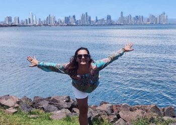 Vânia Nacaxe responde perguntas sobre a melhor maneira de viajar sozinha após os 50