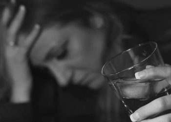 Como uma mãe alcoólatra conseguiu vencer o vício e  ajudar outras mulheres