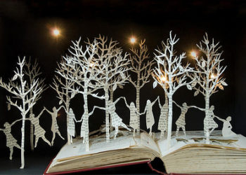 Artista inglesa constrói "livros-esculturas"