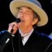 Aos 75, Bob Dylan, ícone da música, ganha o Nobel de Literatura
