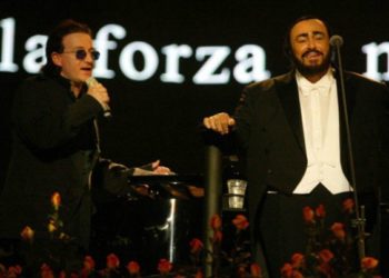 Bono Vox e Luciano Pavarotti cantando belamente Ave Maria