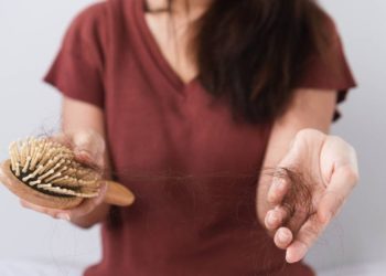 Mulher madura: queda de até 100 fios de cabelo por dia é normal