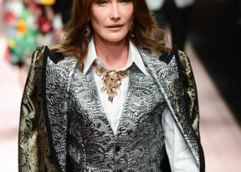 Modelos maduras voltam às passarelas e ganham os holofotes