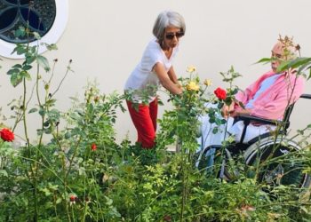 Moro sozinha aos 70 anos. Se passar mal, será que conseguirei avisar alguém?