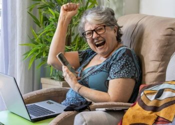 Isolamento social faz com que maiores de 60 invadam a internet