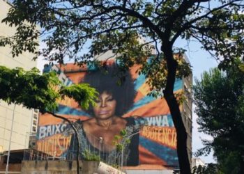 Homenagem bonita dos paulistanos a Elza Soares, à beira dos 90