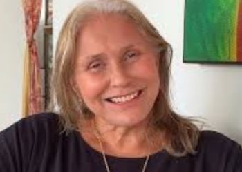 Quarentena está levando mulheres a deixar o grisalho aparecer