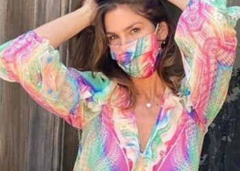 Com uma infinidade de estampas e cores, a máscara cria um estilo