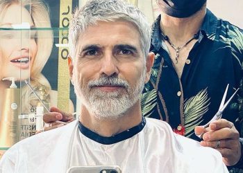 Aos 49 anos, Reinaldo Gianecchini se rende ao “totalmente grisalho” e agrada