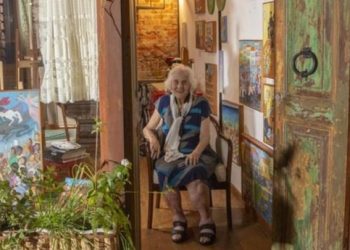 Ela tem 92 anos, pinta quadros e seu trabalho é elogiado por Chico Buarque