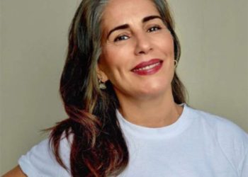 Apesar de protestos da família, Glória Pires fica grisalha aos 57