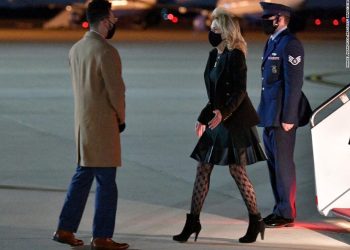 Primeira dama dos EUA, de 69 anos, usa saia acima do joelho e provoca polêmica