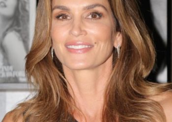 Tantas mulheres acima dos 50 gostam de usar seus cabelos longos