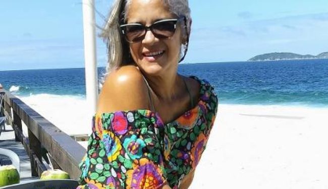 Aos 60, ela desabafa: “Já fui chamada até de ridícula por estar usando shorts”