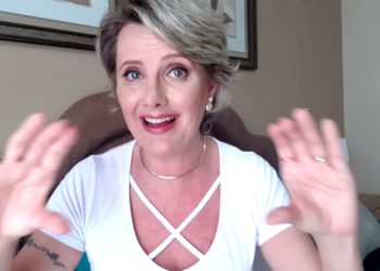 Uma aula sobre como usar bem acessórios: anel, brincos, pulseira