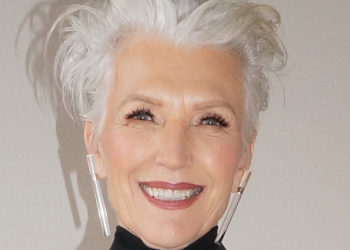 Avó de 10 netos, aos 69 anos, ela brilha nas passarelas do mundo