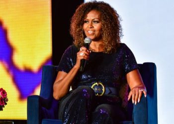 Michelle Obama solta cabelo e reafirma defesa da diversidade