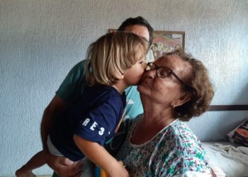 Entre ela e o menino o tempo havia tecido quase um século