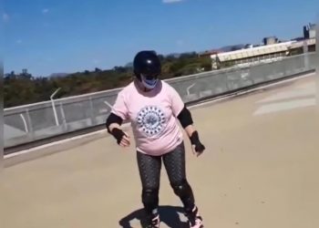 Ela aprendeu a andar de patins depois dos 50 e é uma inspiração para muita gente