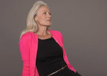 Aos 67 anos , Pia Gronning é um grande sucesso nas passarelas