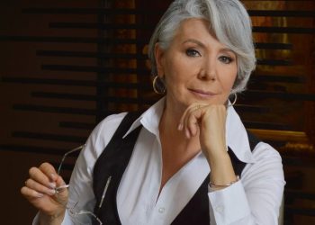 Mulheres de mais de 60 encarnam divas do cinema em calendário de 2022