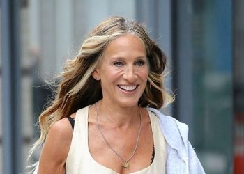 Atriz responde a críticas por estar grisalha: O que vou fazer? Parar de envelhecer?