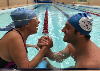 Aprenda a nadar depois dos 60 anos. É possível e compensador