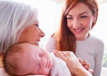 “Voternidade” é cuidar do neto e da filha que acabou de dar à luz