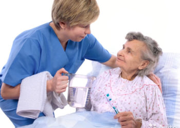 Dentista mostra como fazer a higiene bucal de idosos e acamados