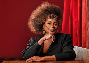 Zezé Motta faz seu primeiro comercial aos 78