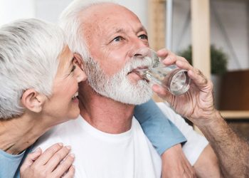Para envelhecer bem, beber água é essencial