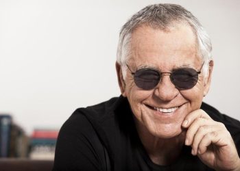 Nelson Motta comemora aposentadoria da bengala