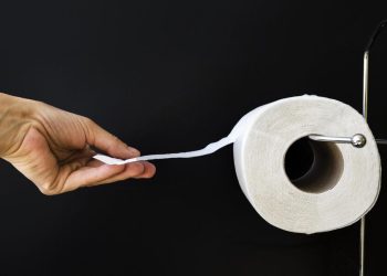 Cinco erros do mau uso do papel higiênico que causam riscos à saúde