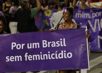 Homens que silenciam mulheres à bala