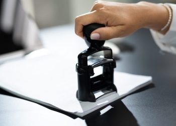 Além de cara, nossa burocracia atrasa o país