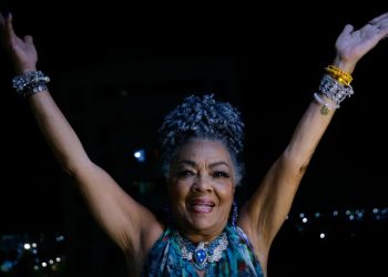 Quem é a porta-bandeira de 85 anos vítima de racismo