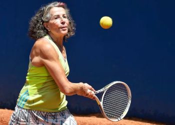 Idosos que jogam tênis têm músculos similares ao de jovens