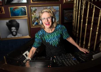 DJ mais velha da Suécia, 79, já morou no Brasil e ama a MPB