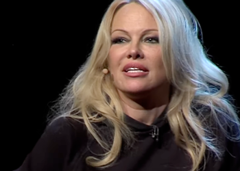 Pamela Anderson aos 56: Estou gostando do processo de envelhecimento