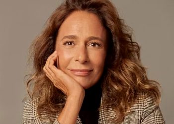 Aos 60, Andrea Beltrão esbanja vigor