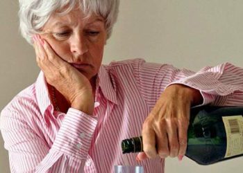 Por que pessoas mais velhas estão bebendo mais