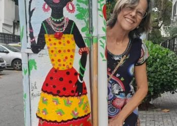 Aos 72, ela alegra o cenário urbano decorando postes